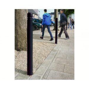 Photo de 2 potelets city Procity noirs au pied d'un arbre sur un trottoir