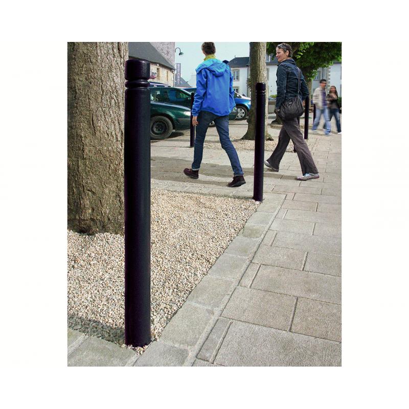 Photo de 2 potelets city Procity noirs au pied d'un arbre sur un trottoir