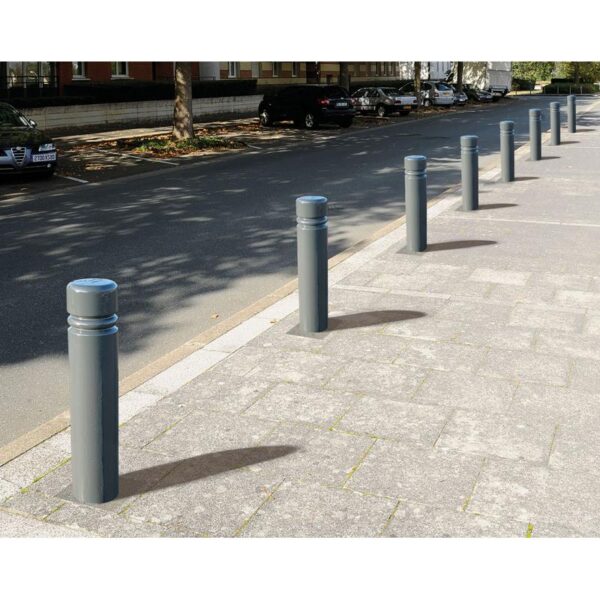 Photo de bornes rétractables city grise au bord d'un trottoir