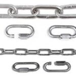 Photo de plusieurs chaines soudées et maillons rapides de tailles différentes