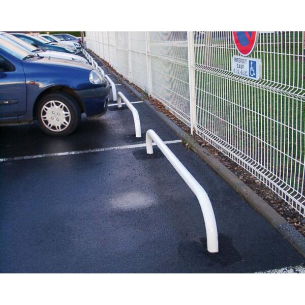 Illustration d'arceaux de protection de bordure blancs au bout de places de parking