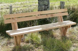 Photo d'un banc pin traité 200cm au pied d'un arbre