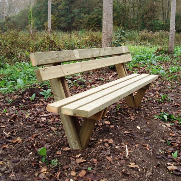 Photo d'un banc pin traité 200cm dans une forêt
