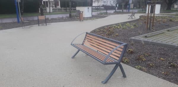 Photo d'un banc albus acier et bois dans un parc