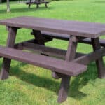 Photo d'une table de pique nique accio eco en plastique recyclé marron foncé monobloc