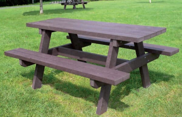 Photo d'une table de pique nique accio eco en plastique recyclé marron foncé monobloc