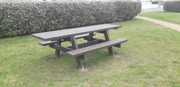 Photo d'une table de pique nique en plastique recyclé marron foncé monobloc