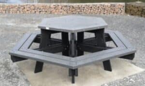 Photo d'une table de pique nique hexagonale en plastique recyclé gris