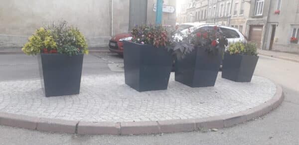Photo de 4 bacs à fleurs kub tout acier remplis de fleurs