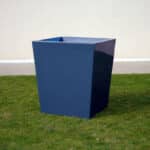 Photo d'un pot de fleurs composite terou bleu sur du gazon