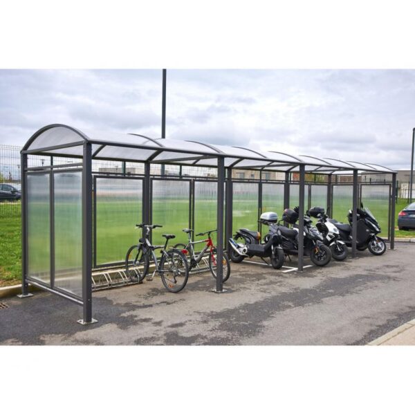 Photo de vélos et scooters accrochés à des supports sous un abri vélo voûte m étendu