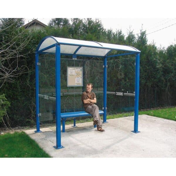 Photo d'un homme attendant sur le banc d'un abri bus classique sans vitrine 2000 bleu court
