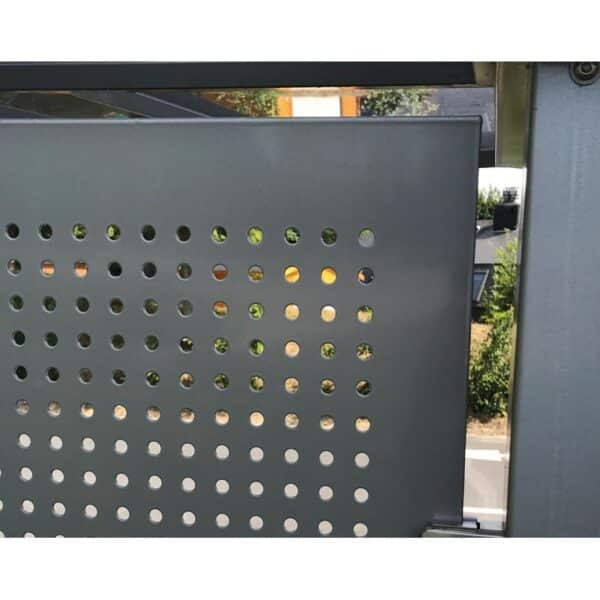 Photo gros plan sur la perforation d'un abri bus convivial gris