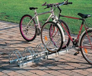 Photo de 2 vélos accrochés à un range vélos modulable gris 5 places