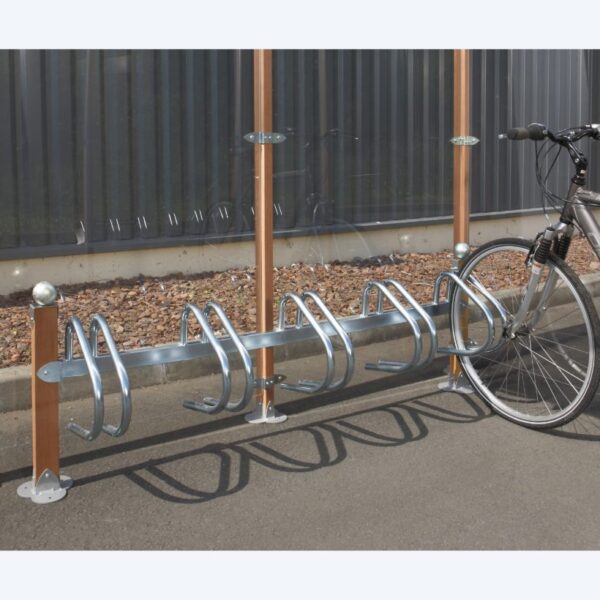 Photo d'un vélo accroché à un support vélos bois et métal simple face 5 places