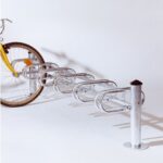 Photo d'un vélo accroché à un support vélos mercure simple face gris 6 places
