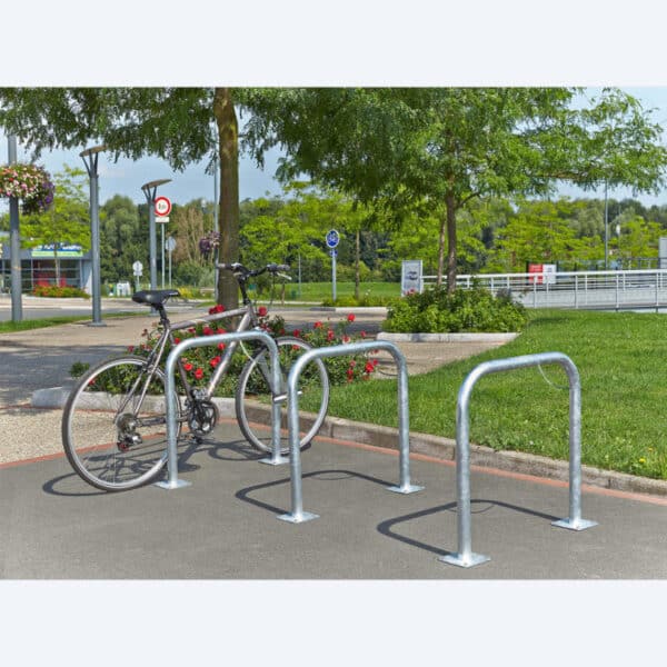 Photo de 3 arceaux simple vélos avec platine dans un parc