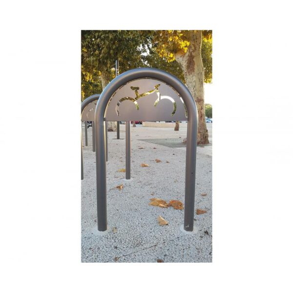 Photo d'un appui vélos trombone peint gris avec signalétique