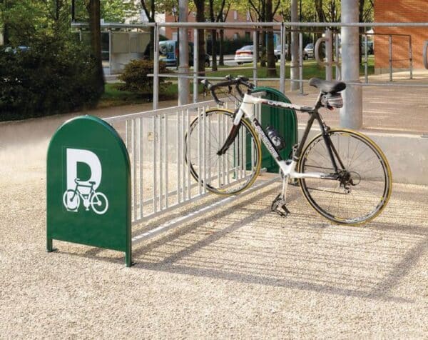 Photo d'un vélo attaché à un support vélo 16 places vert 6005