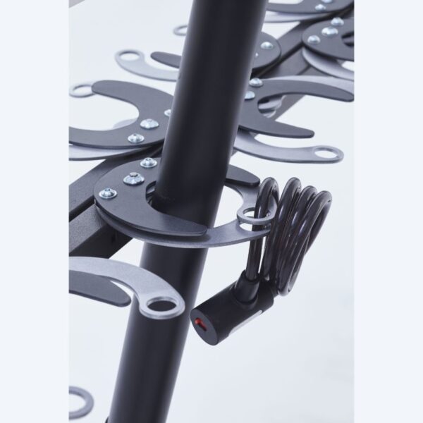 Illustration d'une trottinette dans un range trottinettes sur pied sécurisée avec un cadenas
