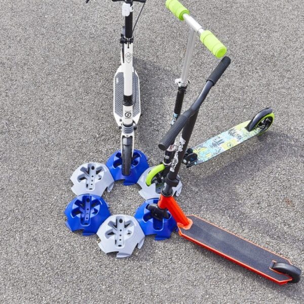 Photo d'illustration de 6 supports de trottinette individuels (3 gris et 3 bleus)