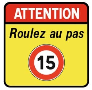 Illustration d'un panneau spécial en aluminium "ATTENTION Roulez au pas" et indiquant une limitation de vitesse à 15km/h
