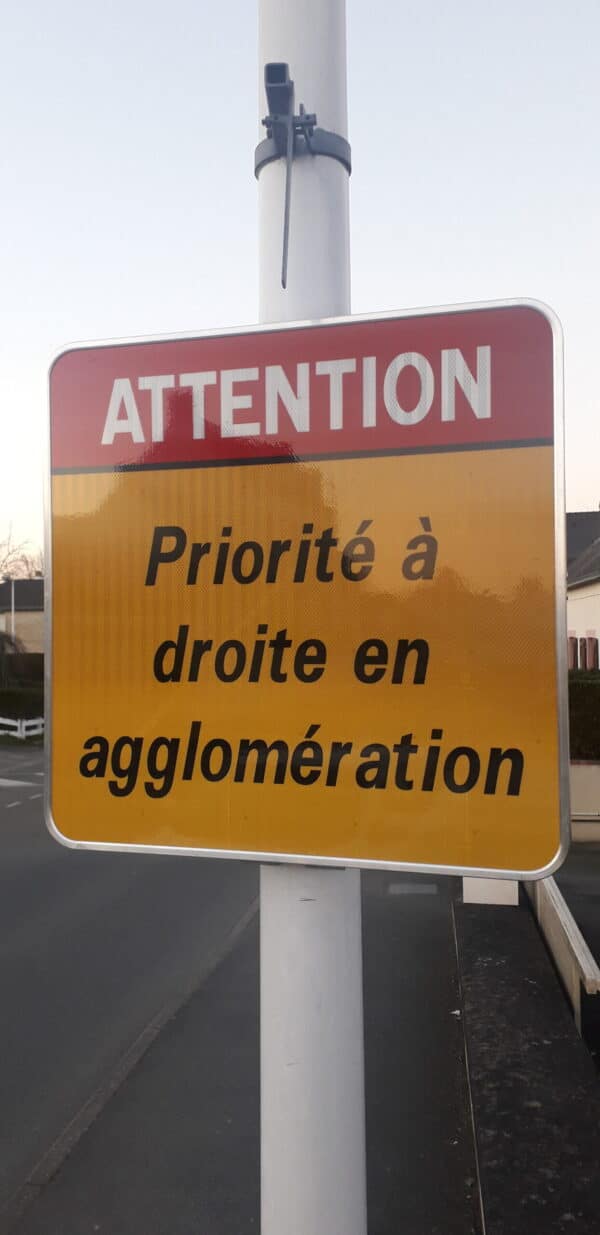 Photo d'un panneau carré "ATTENTION Priorité à droite en agglomération"
