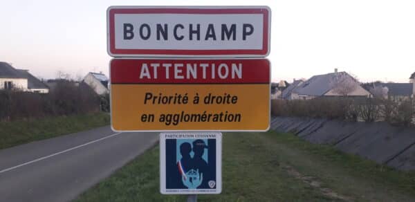 Photo d'un panneau rectangulaire "ATTENTION Priorité à droite en agglomération"
