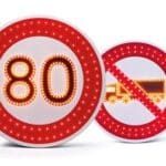 Illustration de 6 panneaux renforcés btr à LEDs d'obligation et d'interdiction