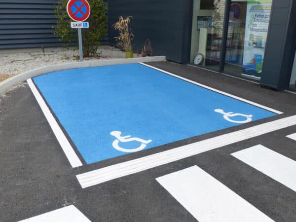 Illustration de peinture routière couleur solvantée bleue pour place PMR