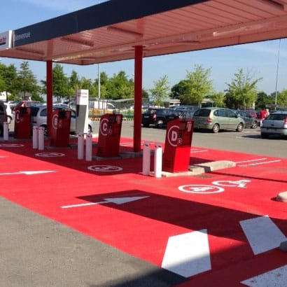 Illustration de peinture routière couleur solvantée rouge pour marquage routier