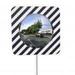Illustration d'un miroir routier économique rond à bord rectangulaire noir et blanc sur un poteau