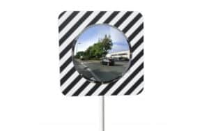 Illustration d'un miroir routier économique rond à bord rectangulaire noir et blanc sur un poteau