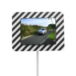 Illustration d'un miroir routier rectangulaire économique à bords noirs et blancs