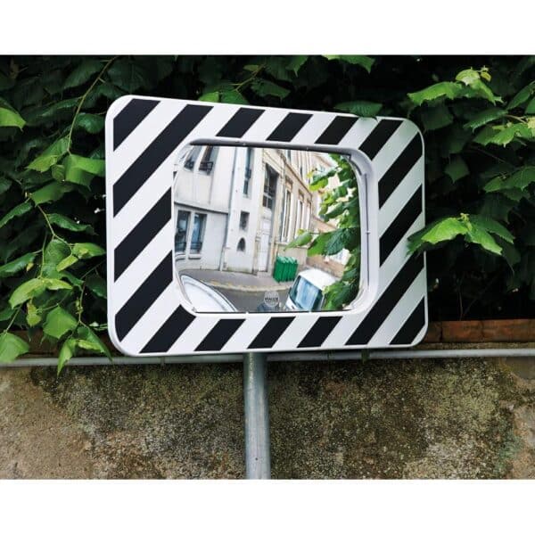 Photo d'un miroir routier rectangulaire pour agglomération à bords noirs et blancs