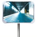 Illustration d'un miroir multi-usages rectangulaire avec un cadre blanc
