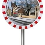Illustration d'un miroir industriel spécial hivers avec des bordures rouges et blanches rond sur poteau