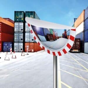 Photo d'illustration d'un miroir industriel 1/2 lune avec une bordure rouge et blanche en action sur des docks