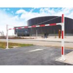 Photo d'un portique universel fixe rouge et blanc à hauteur réglable de 5250 à 7550mm (avec tirants) à l'entrée d'un parking