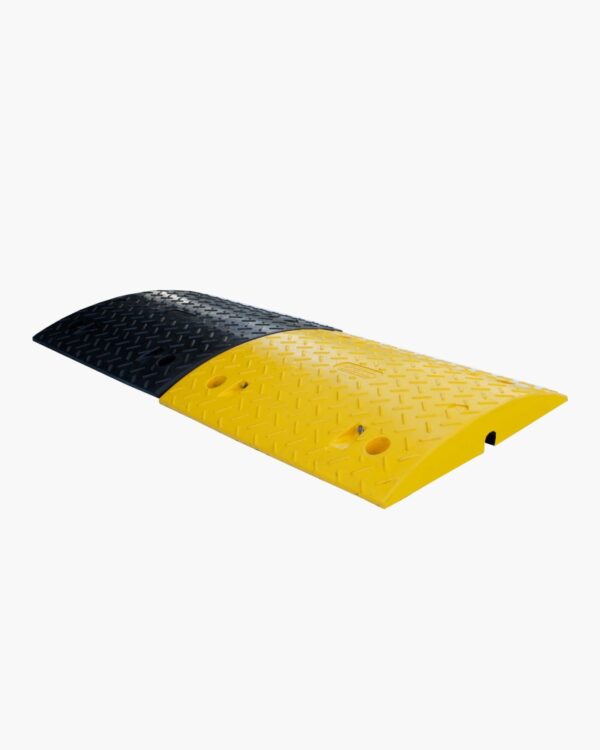 Illustration du milieu d'un ralentisseur jaune et noir lumineux 40 tonnes vue de biais