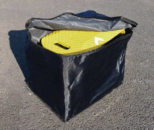 Photo d'un ralentisseur pliable, transportable et déplaçable rangé dans son sac de transport noir