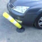 Photo d'une voiture basculant une balise articulée souple rétroréfléchissante H. 750 jaune