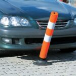 Photo d'une voiture basculant une balise articulée souple rétroréfléchissante orange