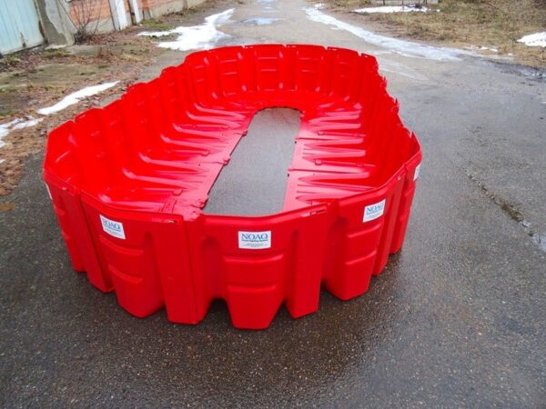 Photo d'illustration d'une barrière anti-inondation rouge en cercle