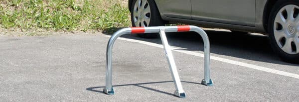 Photo d'un arceau de parking haute résistance gris et bandes rouges avec cadenas