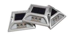Photo de 3 plots routiers solaires DF en aluminium