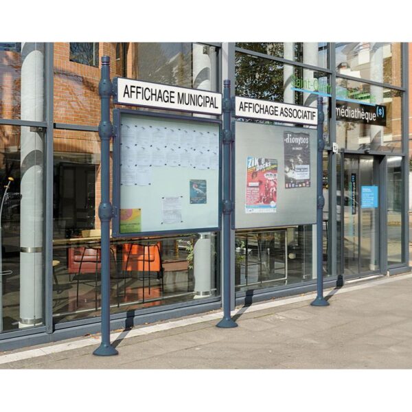 Photo de deux panneaux d'affichage libre gris "AFFICHAGE MUINICIPAL" et "AFFICHAGE ASSOCIATIF"