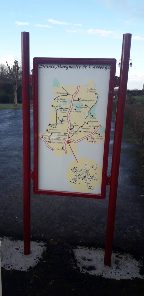 Photo d'une vitrine d'affichage extérieure alu plan de la commune de Sainte Marguerite de Carrouges