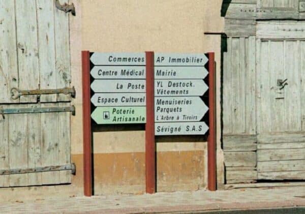 Photo d'une double signalétique d'intérêt local anodisé 5 lames