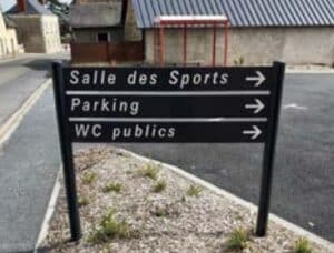 Photo de signalétiques d'intérêt local anodisé 3 lames